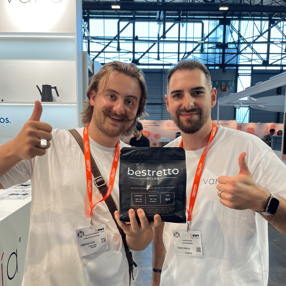 Connordoescoffeee és Milan a 2025 World of Coffee Expo-n Genfben.