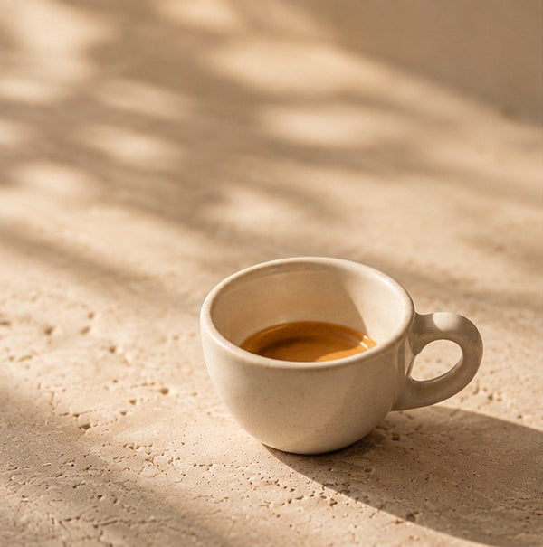 Friss espresso csészében